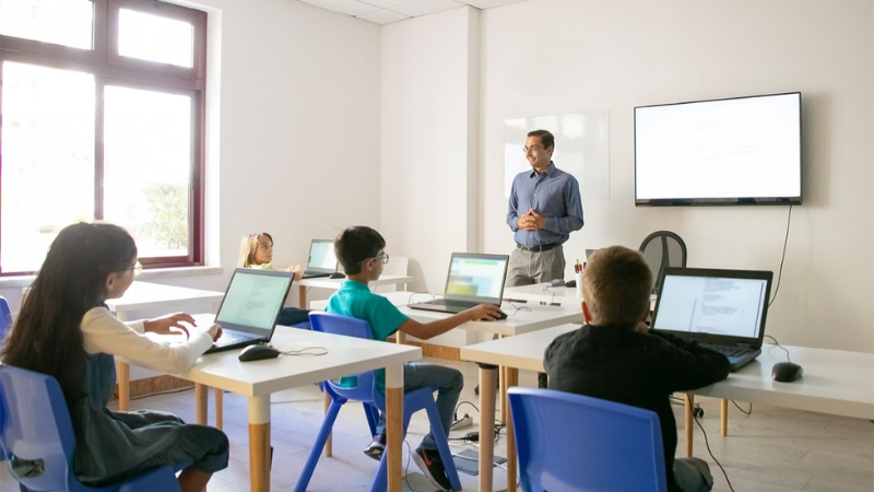 Cultura digital consiste em usar a tecnologia como ferramenta para aprimorar o ensino e o aprendizado. 