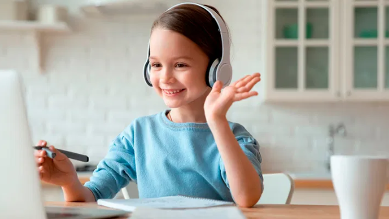 A tecnologia na educação surge para renovar métodos de ensino tradicionais e às vezes ultrapassados, além de tornar o ambiente escolar um espaço atrativo para o aluno contemporâneo. Quando a educação se mantém contextualizada com o cotidiano dos alunos, a