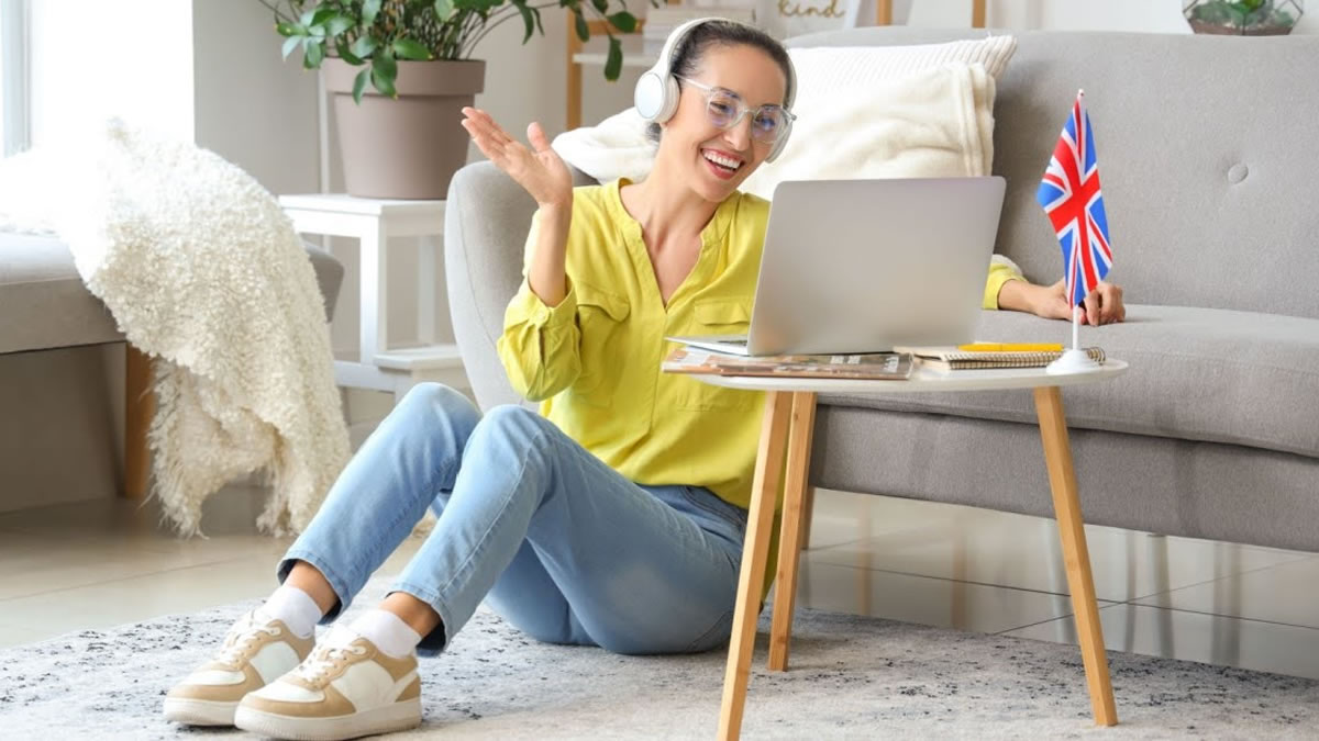 Conheça os benefícios da educação a distância para aprender inglês: flexibilidade, economia, personalização e acesso a professores qualificados. Saiba mais!