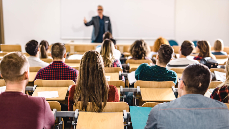 Quando analisamos especificamente o cenário educacional, mesmo sendo presencial, precisamos muito da internet, hoje quando vamos procurar qualquer coisa pesquisamos na internet não é verdade? Seja o que for, damos um google, e aí avaliamos tudo e se está 