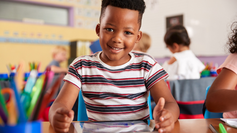 Desenvolver a criatividade é fundamental para a melhor aprendizagem em sala de aula, uma vez que os estudantes são estimulados a pensar em soluções inovadoras para os desafios que lhes são apresentados e, consequentemente, a aprofundar o estudo sobre dete