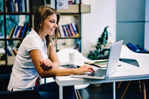 Um dos diferenciais de ensino a distância que mais se destaca é a autonomia adquirida por estudantes. Vamos citar alguns diferenciais de ensino a distância.