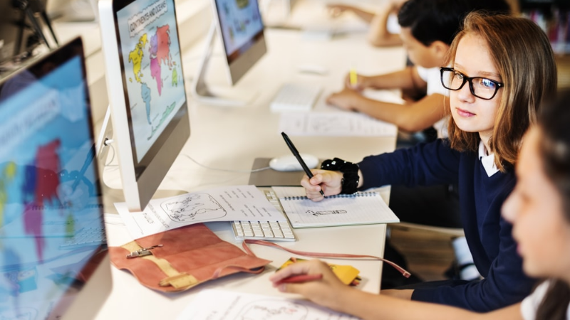 Quais os benefícios da tecnologia no ambiente escolar?