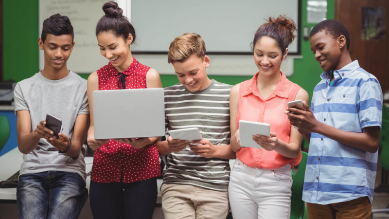 A tecnologia tem promovido diferentes maneiras de impulsionar o processo de ensino e aprendizagem.