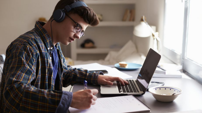 Para estudar devemos ter foco e disciplina, e isso se aplica também em estudar pela internet,pois existem muitas distrações para não cumprir nossos objetivos, então se você quer estudar melhor, ter uma alta performance nos estudos fica aqui comigo.