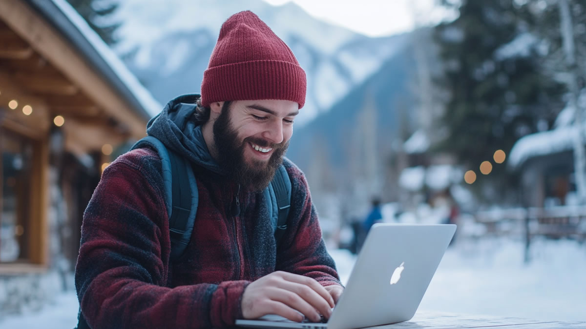 Homem feliz por estar seguro usando um MacOS seguro com VPN.
